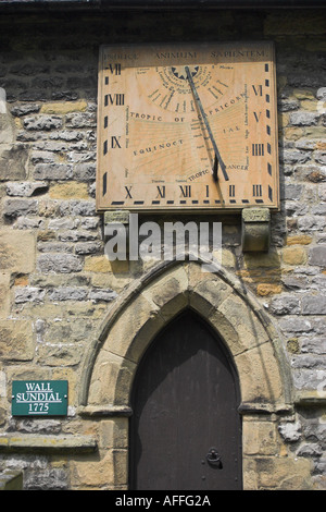 Die Wand-Sonnenuhr in der St. Laurentius-Kirche. Eyam, Derbyshire, Großbritannien. Stockfoto