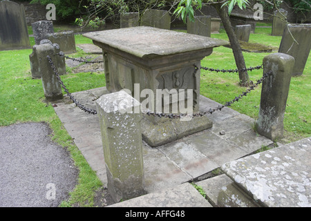 Das Grab von Frau Mompesson. St.-Laurentius-Kirche, Eyam, Derbyshire, Großbritannien. Stockfoto