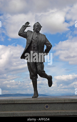 Statue von Eric Morecambe (der Morecambe und Wise) am Meer. Morecambe, Lancashire, Großbritannien Stockfoto