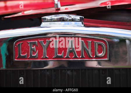 Leyland Abzeichen auf der Vorderseite eine alte Zeit Feuerwehrauto. Morecambe, Lancashire, Großbritannien Stockfoto