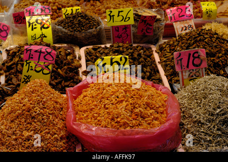 Typische Marktstand Verkaufen getrocknete Meeresfrüchte, lokale Bewohner in Sheung Wan Stockfoto