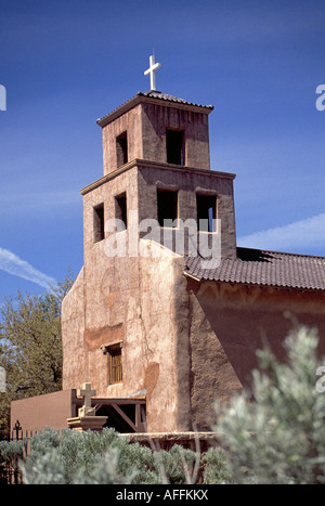Ein Porträt der Guadalupe-Church in dem historischen Viertel von Santa Fe Adobe Wände sind vier Füße dick, Santa Fe, New Mexico. Stockfoto