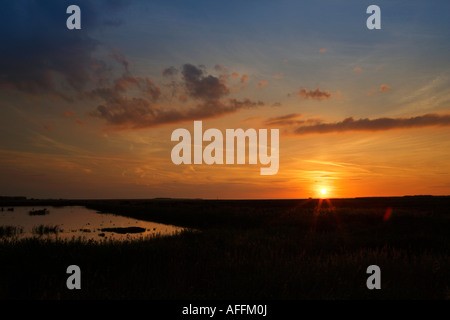 Sonnenuntergang über Titchwell Sümpfe RSPB Reserve, Norfolk, Großbritannien Stockfoto