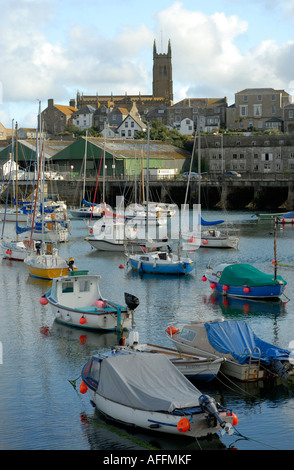 Penzance Hafen Cornwall an einem Sommerabend mit Str. Marys Kirche im Hintergrund Stockfoto