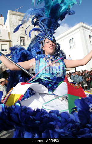 "Porta Bandeira" und "Mestre Sala" Zeichen, ausstellen der Flagge einer brasilianischen Samba-Schule in Sesimbra Karneval (Portugal) Stockfoto