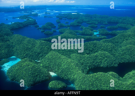 Palaus Rock Island aus der Luft gesehen sind mit Vegetation bedeckt.  Auf Höhe des Meeresspiegels wirken sie wie ein Labyrinth. Stockfoto