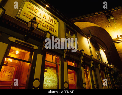 Cheshire Stockport Crown Inn unter Eisenbahnviadukt bei Nacht Stockfoto