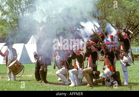 Britische Soldaten amerikanischer revolutionärer Krieg Reenactors Feuer Gewehre Armee Infanterie Musketen Stockfoto