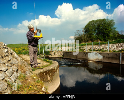 Wasser Industrie Umweltagentur Officer bei Wehr-Durchfluss-Messstation Stockfoto