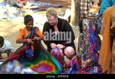 Indien Goa Anjuna Mittwoch touristischen Markt Kunsthandwerk Banjara Tribeswoman Tie-Dye an Besucher zu verkaufen Stockfoto