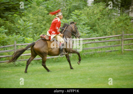 Britische Soldaten amerikanischer revolutionärer Krieg Reenactors auf dem Pferderücken Stockfoto