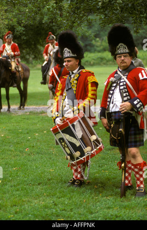 Britische Soldaten amerikanischer revolutionärer Krieg Reenactors marschieren in Formation Offiziere zu Pferd Stockfoto