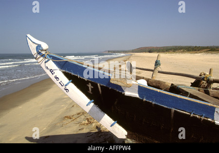 Indien Goa Mandrem in der Nähe von Arambol leeren Strand Fischerboot mit Jesus geschrieben am Bug Stockfoto