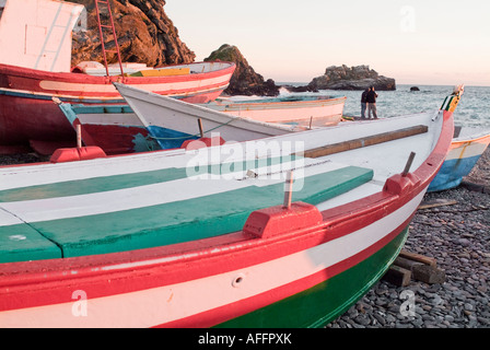 Hölzerne Fischerboote am Ufer des Strandes in Nerja Spanien ruht Stockfoto