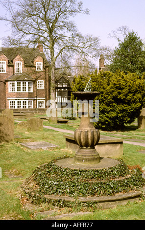 Cheshire Prestbury alte Sonnenuhr in Sankt-Peters-Friedhof Stockfoto