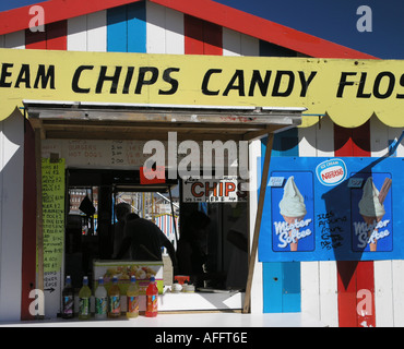 Beach Shack auf Weymouth Strand verkaufen Speisen und Getränke Stockfoto