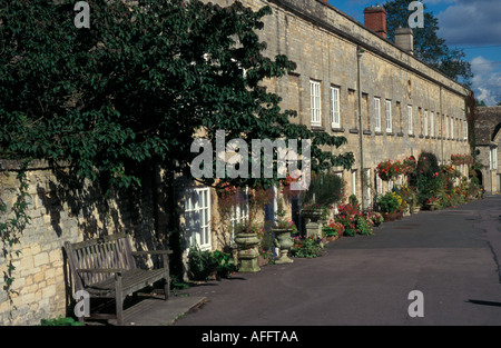 Eine typische Terrasse von Hütten in Cotswold Stein Cirencester Gloucestershire Stockfoto