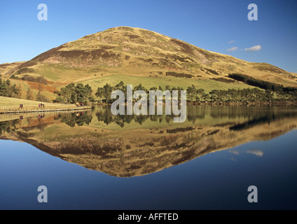 Ein Wandern Club vorbei Glencorse Reservoir in den Pentland Hills in der Nähe von Edinburgh nähert sich Castlelaw Hill Stockfoto