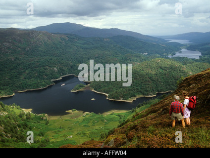 Wanderer auf Ben Venue in die Trossachs mit SS Sir Walter Scott auf Loch Katrine Stockfoto