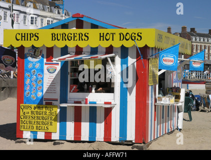 Strand-Hütte, Verkauf von Speisen und Getränken am sandigen Strand von Weymouth, Dorset Stockfoto