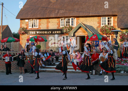 Lady Morris Tänzerinnen traditionelle Tänze auf einem Sommer Abend außerhalb einer Gastwirtschaft in Sussex Stockfoto