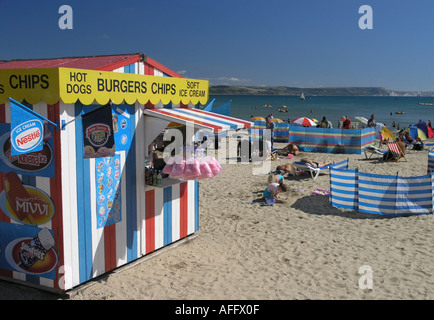 Beach Shack Verkauf von Lebensmitteln am sandigen Strand von Weymouth, Dorset Stockfoto