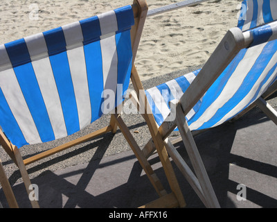 Traditionelle Liegestühlen am Sandstrand im Vereinigten Königreich Stockfoto