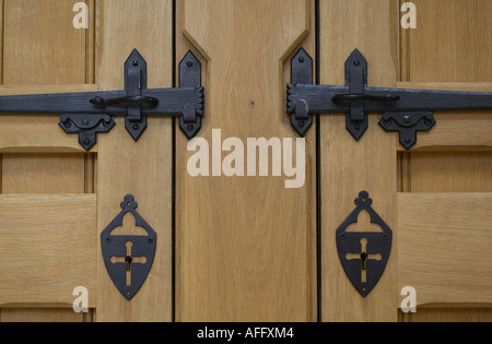 Detail der Tür Möbel aus dem Inneren des Lancing College Chapel, West Sussex Stockfoto