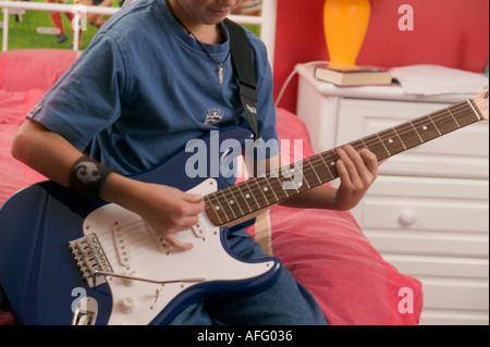 Junge, die Gitarre in seinem Schlafzimmer Stockfoto