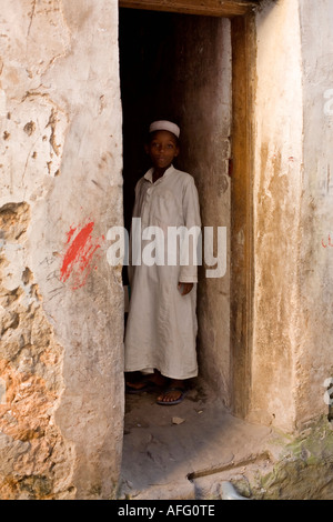 Junge, die Unterbringung in einem Hauseingang in Stonetown, Zanzibar Stockfoto