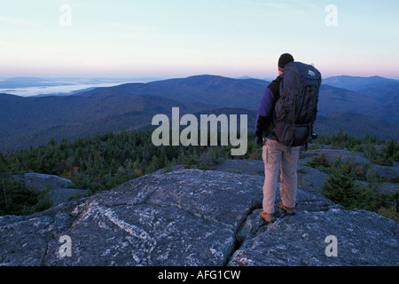 Backpacker auf Mount Caribou mit Blick auf Caribou-Speckled Mountain Wilderness in Maine Stockfoto