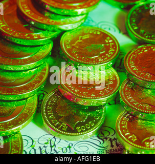 UK Sterling Münzen auf Notizen Stockfoto