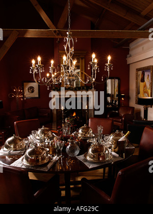 Schön gedeckten Tisch mit Metall erstreckt Deckel sich über die Platten bereit für das Abendessen für sechs Stockfoto