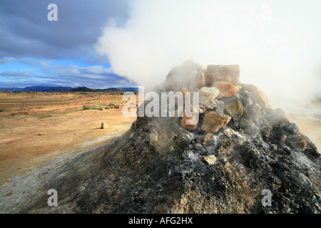 Vulkanlandschaft der Hverarönd am Námaskarð in Island, Fumarole Solfatara Gebiet Hverarönd nahe Mývatn und Namafjall Stockfoto