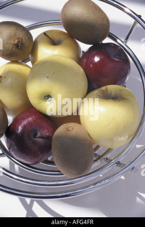 Obst in Schale aus Edelstahl Draht auf einem Tisch in der Sonne Stockfoto