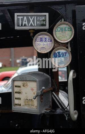 Nahaufnahme von Halda Taxameter auf einen Oldtimer Austin 10 Taxi Stockfoto