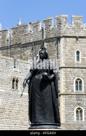 Statue der Königin Victoria vor Haupteingang nach Windsor Castle Windsor High Street Berkshire England Stockfoto