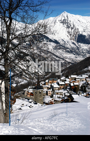 Blick hinunter auf St Martin de Belleville Frankreich im winter Stockfoto