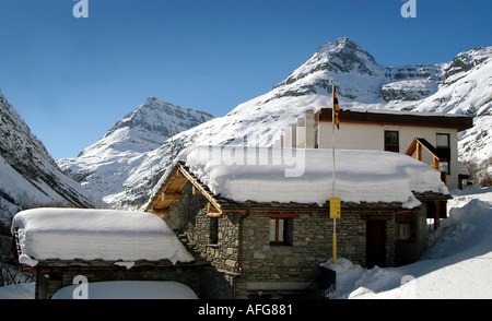 Schneebedeckte Dächer, Bonneval Sur Arc, Nationalparks Vanoise, Frankreich Stockfoto