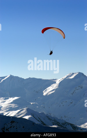 Gleitschirm über Berggipfel, Französische Alpen Stockfoto