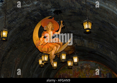 Miller-Brauerei / Mädchen im Mond hängend von der Decke in der alten Höhle Kältespeicher. Stockfoto