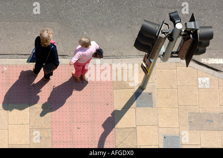 Fußgänger warten, überqueren Sie die Straße an der Ampel, Britain UK Stockfoto