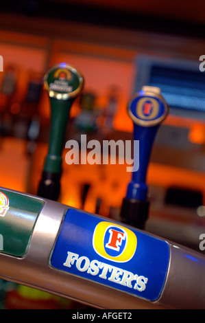 Foster's Lager Tippen Sie in der Bar Stockfoto