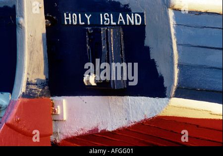 Bootsanierung & Reparatur von farbenfrohen Schiffshecks, Holy Island, Lindisfarne mit Heck und Ruder rot weiß und blau an der Küste von Northumberland Stockfoto
