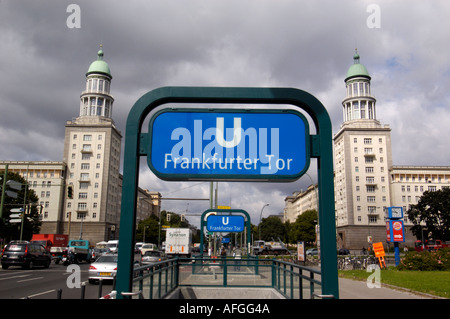 Frankfurter Tor Gebäude im unverwechselbaren sowjetischen Baustil auf der Karl-Marx-Allee im ehemaligen Ost-Berlin 2005 Stockfoto