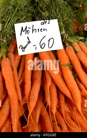 Frische Karotten zum Verkauf an Winterfeld Platz Markt in Schöneberg Berlin Stockfoto