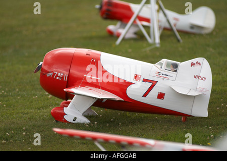 Modell Flugzeug Flugzeuge männliche Interesse Hobby fliegen fliegende Build-Gebäude von Modell-Bausatz-Funkuhren Stockfoto