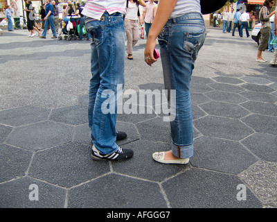 Die Beine eines Mannes und einer Frau in jeans Stockfoto