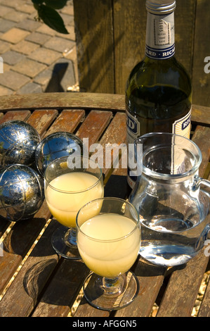 Eine Partie Boule oder Boccia in Frankreich ist nicht komplett ohne ein Glas oder zwei pastis Stockfoto