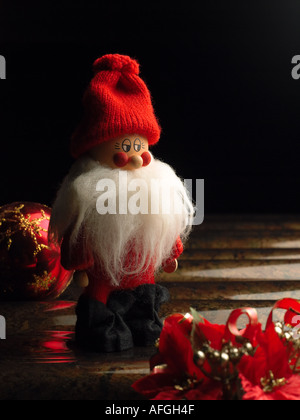 hölzerne Santa auf dunklem Hintergrund Stockfoto